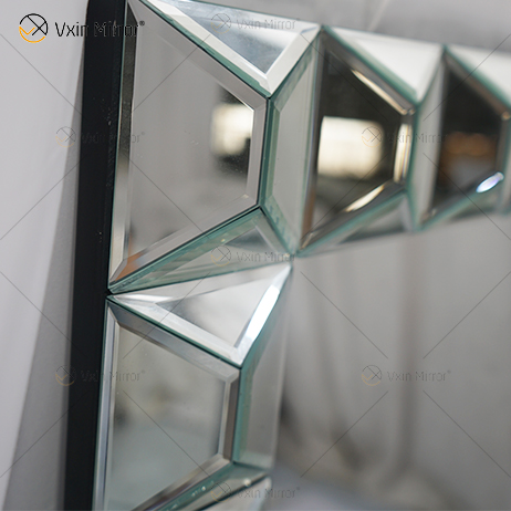 Rechteckiger WXM-1010 Wandspiegel aus Glas mit mehreren Facetten