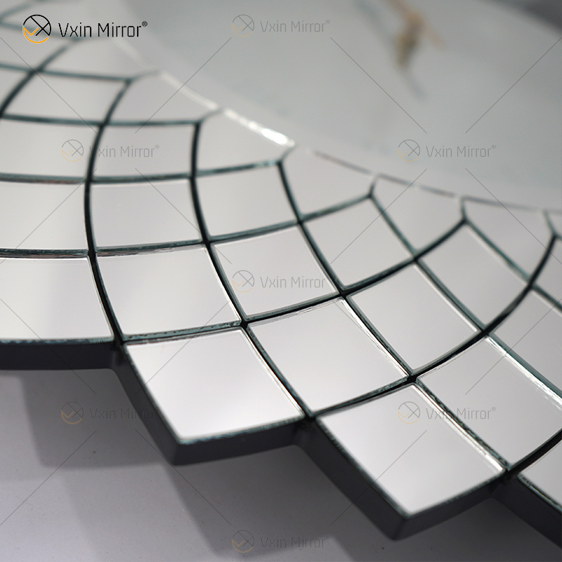 Gespiegelte Uhr WXMC-086 Silberne Fischschuppen-Wanddekoration Elegante 3D-Kristalluhr