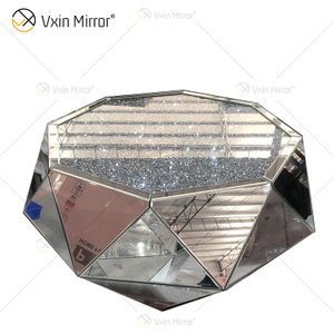 Hausgemachter WXF-1037 Ein Dreieck-Silber-Glas-Diamant-moderner Couchtisch, verspiegelter Beistelltisch