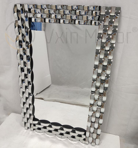 Wanddekoration, silberfarbener, gebogener Glas-Wandspiegel