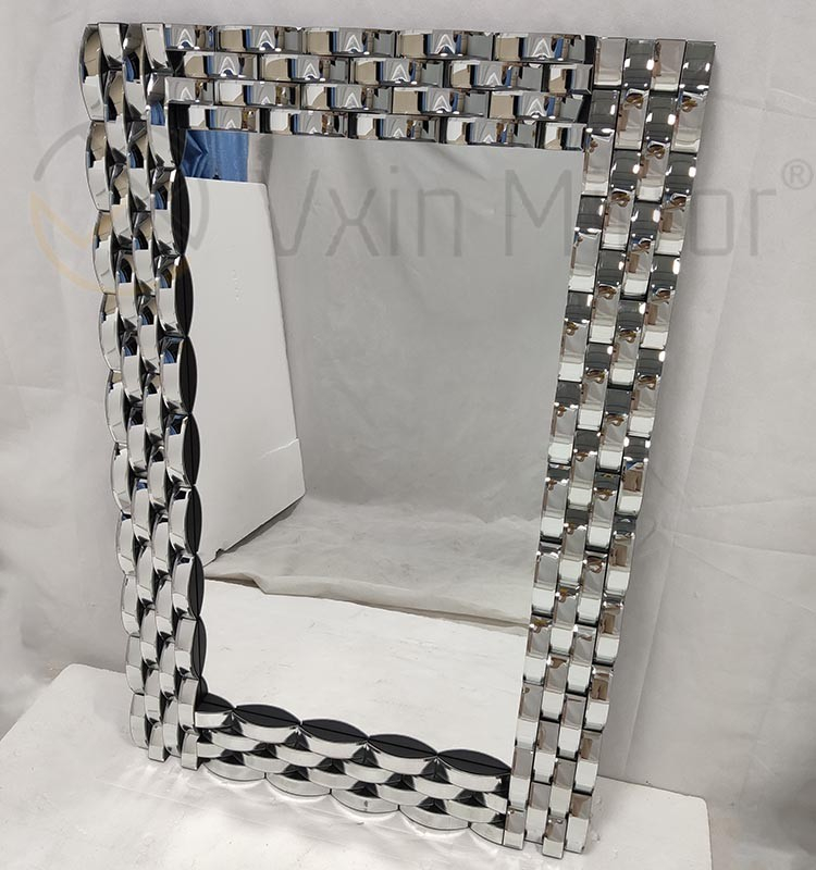 Wanddekoration, silberfarbener, gebogener Glas-Wandspiegel