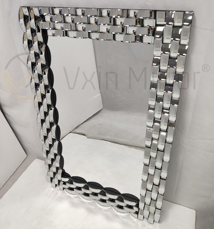 Wanddekoration, silberfarbener, gebogener Glas-Wandspiegel