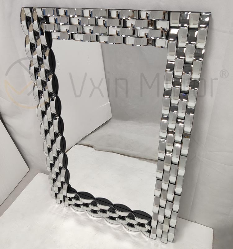 Wanddekoration, silberfarbener, gebogener Glas-Wandspiegel